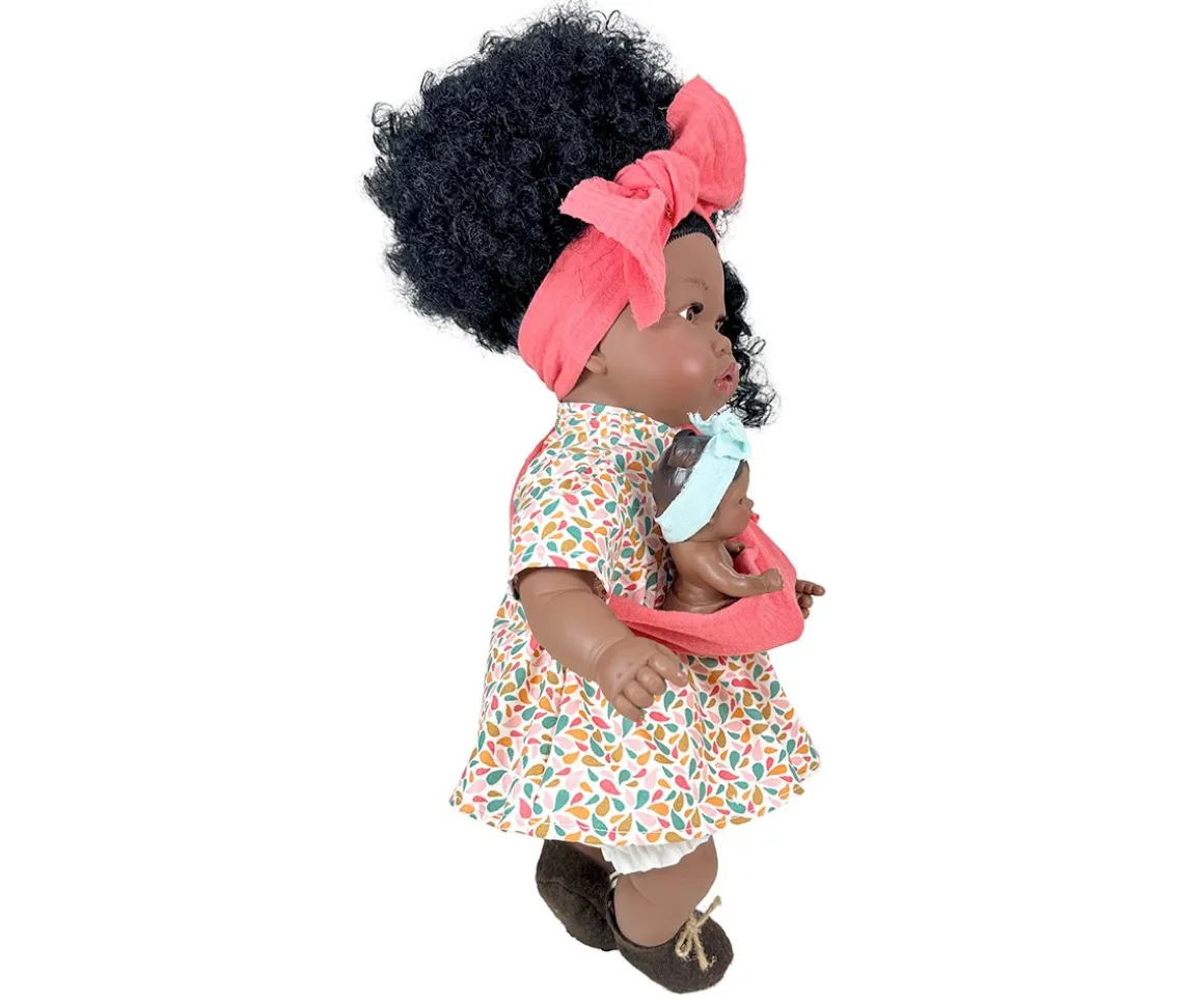 Muñeca Alika con Bebé Pelo Rizado Coral