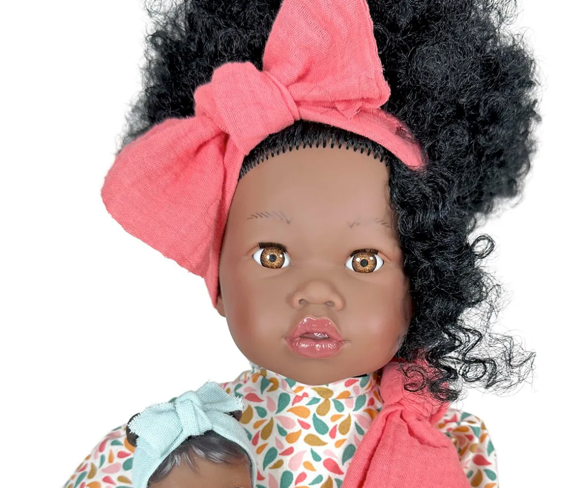 Muñeca Alika con Bebé Pelo Rizado Coral