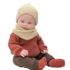 Muñeco Les Bambinis Yann con Ropa de Invierno y Suéter de Punto Rojo Burdeos